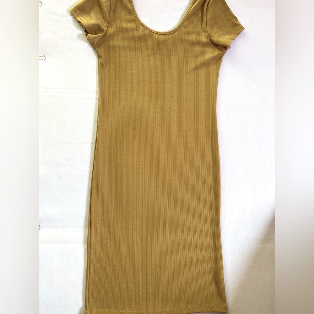 Tan Ribbed Midi Dress long Slim fitted 
“BRAND NEW” size XL short sleeve